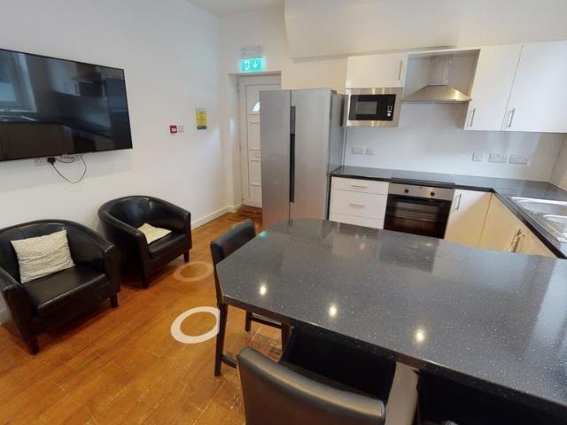 Flat 5, 54 Glasshouse Street. 4 bed terraced house to rent £2,340 pcm £540 pw