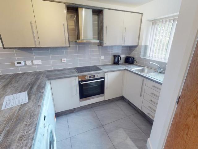 Flat 5, 6 Kilbourn Street. 3 bed ground floor flat to rent £1,937 pcm £447 pw