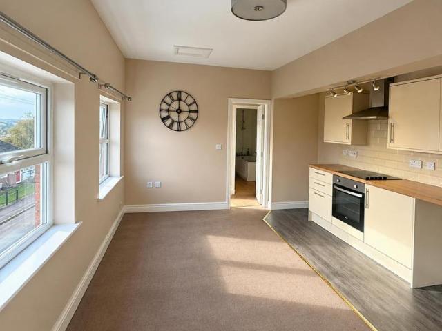 Flat 5, 80 Edgefield Road. 1 bed flat to rent £650 pcm £150 pw