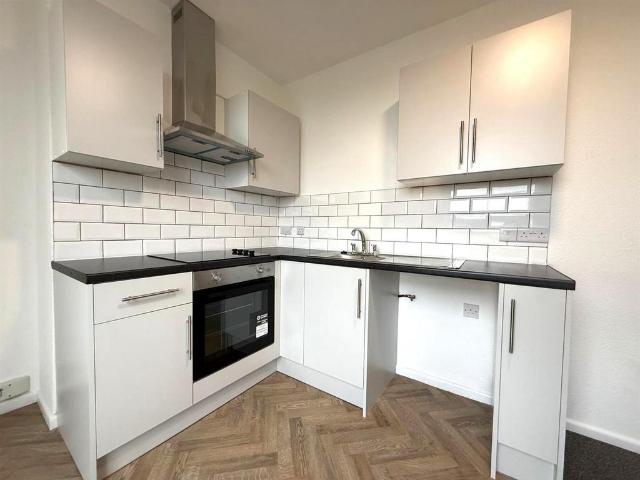 Flat 5 Beechwood Court, Halesowen. 2 bed apartment to rent £850 pcm £196 pw