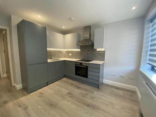 Flat 5 Francis House, 760 762 Barking. House to rent £1,425 pcm £329 pw