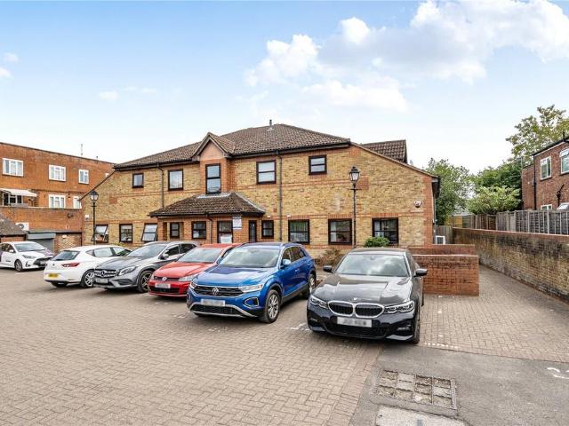 Halfpenny Court, Halfpenny Lane. 1 bed apartment to rent £1,350 pcm £312 pw