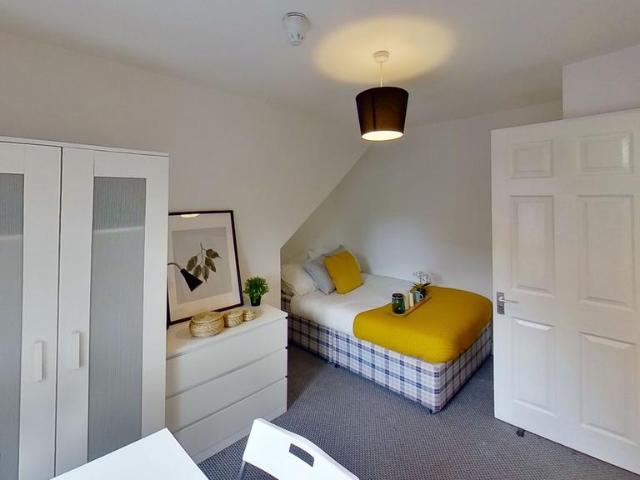 Flat 6, 122 Foxhall Road, Forest. 3 bed flat to rent £1,560 pcm £360 pw