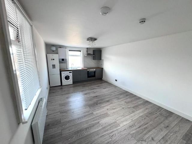 Flat 6, 28 Milton Road, Swindon, SN1 5JA Studio to rent £800 pcm £185 pw