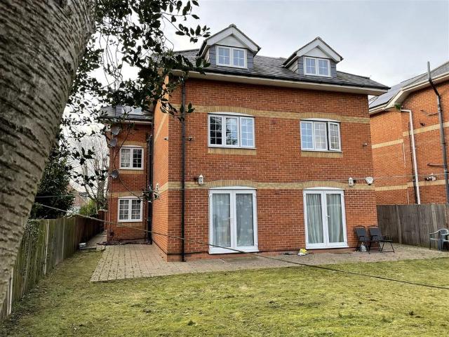 Flat 6 69 Lampton RoadHounslowWest. 1 bed apartment to rent £1,600 pcm £369 pw