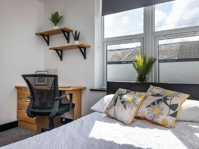 Flat 6, 98 100 Portland Street. 2 bed flat share to rent £563 pcm £130 pw
