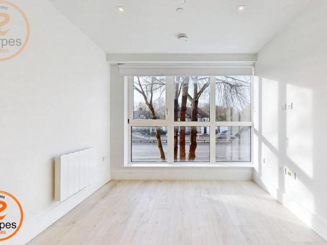 Flat 6, Coombe Hill House, Beverley. 2 bed apartment to rent £2,325 pcm £537 pw