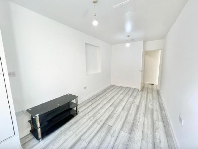 Flat 6, Madina House,17 19 Downs Road