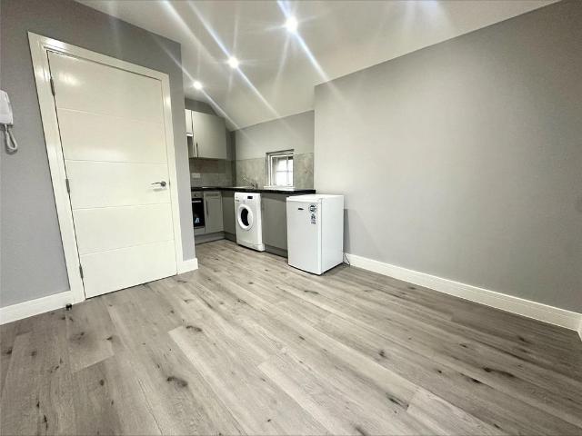 Flat 6, Withersfield Road, Haverhill. Studio to rent £895 pcm £207 pw