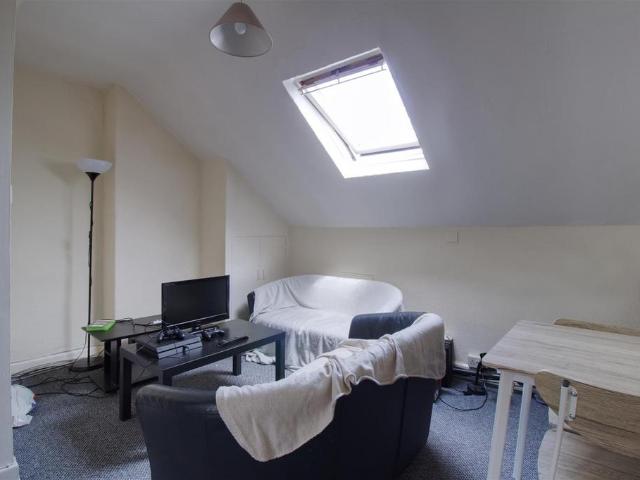 Flat 7 156 Otley Road, Oakwood. 2 bed flat to rent £1,040 pcm £240 pw