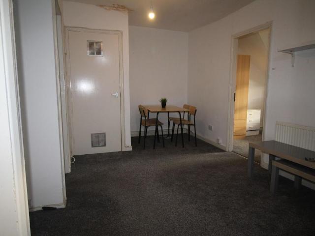 Flat 7, 30 Kelso Road, LS2 9PR 2 bed flat to rent £1,170 pcm £270 pw
