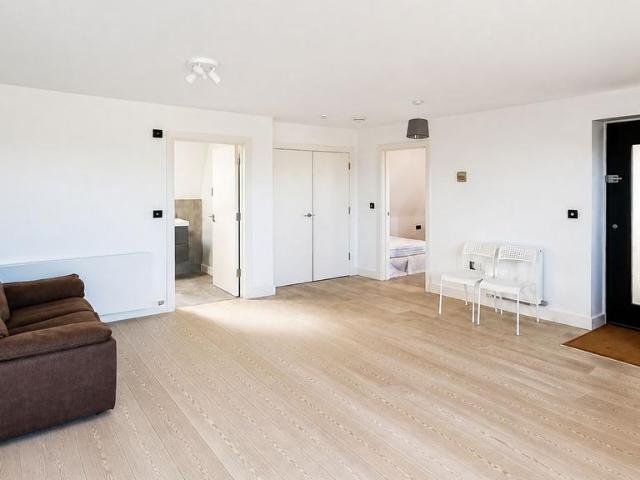 Flat 7, Bakers Yard, 49a High Street. 1 bed apartment to rent £1,600 pcm £369 pw