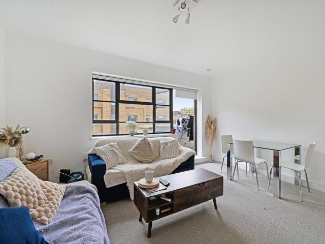 Flat 7, Trelawney House, Union Street. 2 bed apartment to rent £2,675 pcm £617 pw