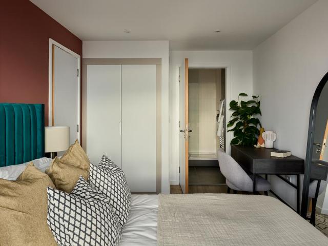 Flat 814, Swan Street House, Swan Street 3 bed flat £2,430 pcm £561 pw