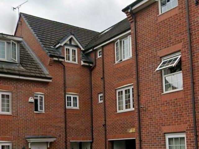 Flat 83 Brentwood Grove, Leigh 2 bed flat to rent £800 pcm £185 pw