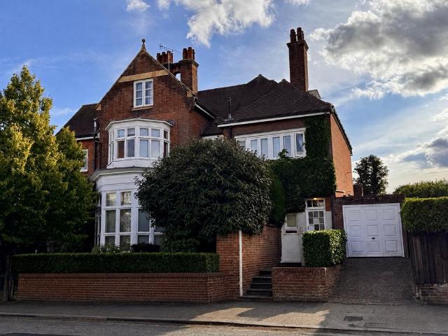 Flat 8 12 The Avenue, Newmarket, Suffolk Studio to rent £750 pcm £173 pw