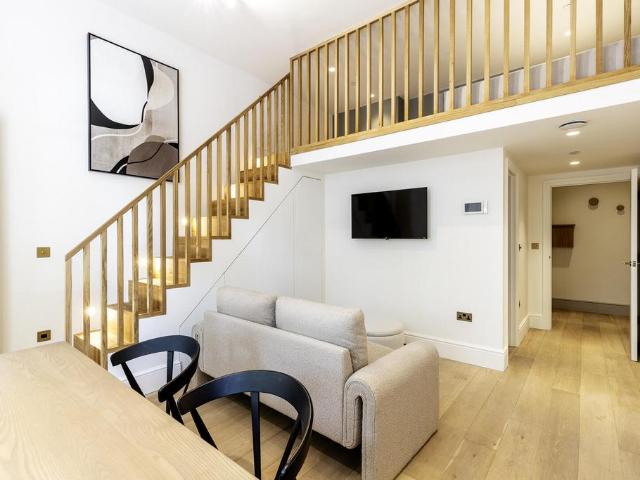 Flat 8, 39 Bramham Gardens, London. Studio to rent £2,700 pcm £623 pw