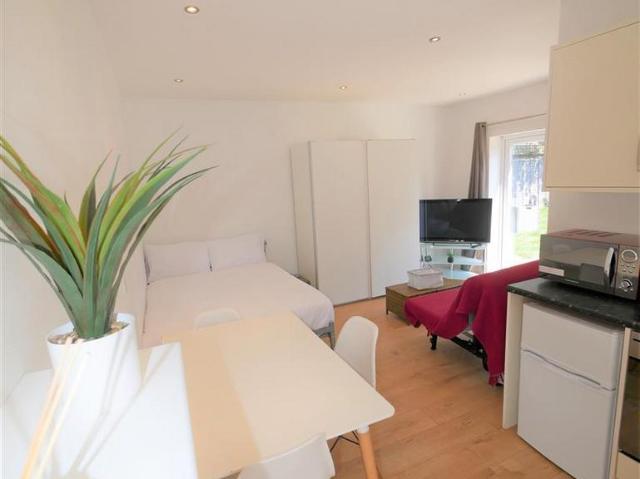 Flat 8, Woodside, Bournemouth BH1 Studio to rent £1,050 pcm £242 pw