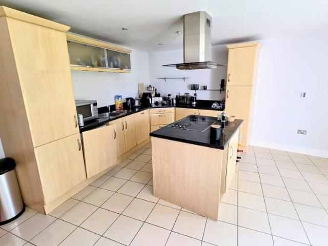Flat 8, The Crescent, Gloucester Road 2 bed flat to rent £1,400 pcm £323 pw