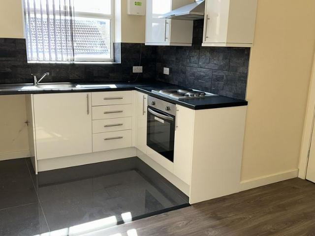 Flat 9, 288 Harehills Lane, Leeds 1 bed flat to rent £675 pcm £156 pw