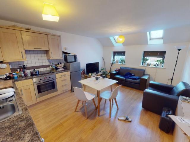 Flat 9 The Yard 2 bed ground floor flat to rent £1,213 pcm £280 pw