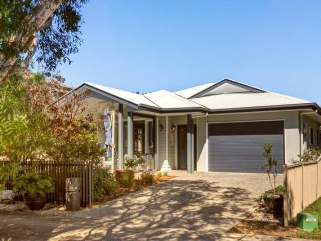 FLAWLESS LOWSET HOME IN CENTRAL LOCATION!