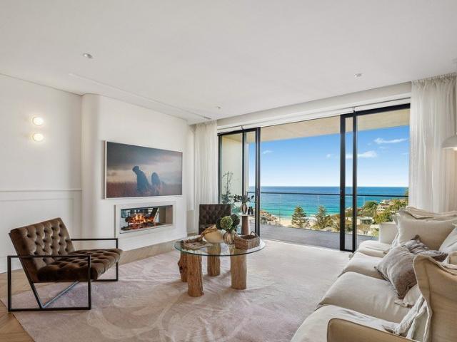 Flawlessly Renovated Apartment Embracing Picturesque Coastal Backdrop