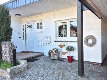 Flachdachbungalow Reihenendhaus auf 546 qm Grundstück mit zwei Bädern, Garage und Carport