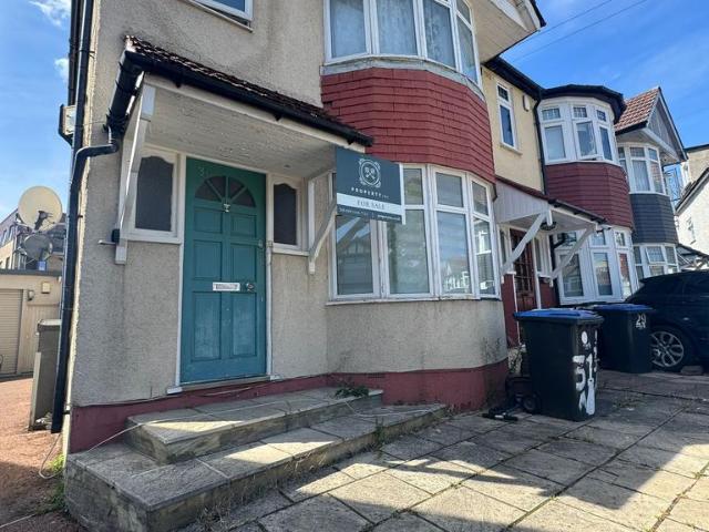 Falcon Crescent, Enfield, EN3 2 bed flat to rent £1,750 pcm £404 pw