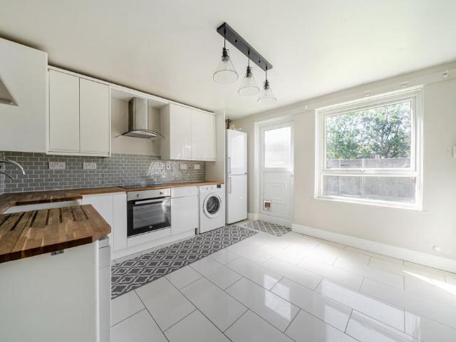 Flanders Crescent, London, SW17 4 bed terraced house to rent £3,300 pcm £762 pw