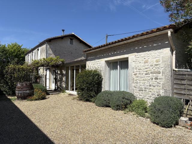 Fleurac. Très jolie maison charentaise avec dépendance et pi. 170m² Mérignac