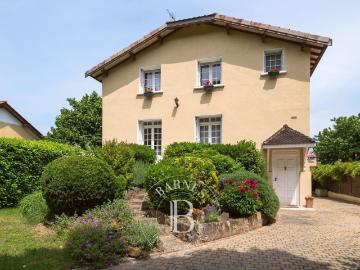 Fleurieu Sur Saône Maison d'environ 256 m² avec jardin Garage 5 chambres Piscine