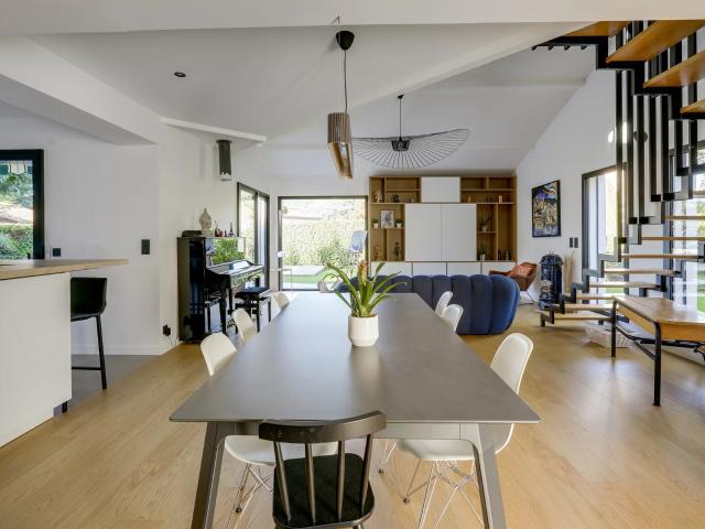 Fleurieu sur Saône Maison rénovée de 177,79 m² Jardin avec Piscine Cave à vins 5 Chambres