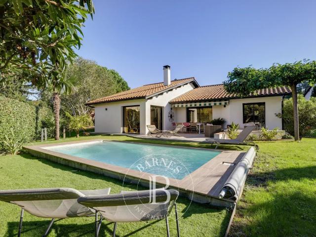 Fleurieu sur Saône Maison rénovée de 177,79 m² Jardin avec Piscine Cave à vins 5 Chambres