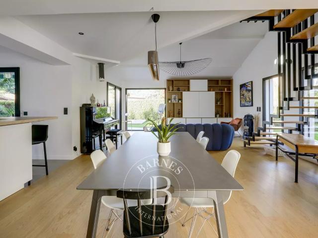 Fleurieu sur Saône Maison rénovée de 177,79 m² Jardin avec Piscine Cave à vins 5 Chambres