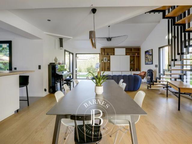 Fleurieu sur Saône, Maison 5 Chambres 178 m² en location