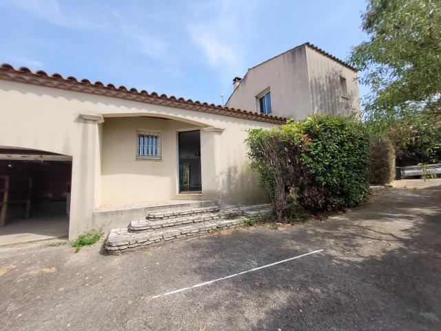 FLEURY Idéale située en bordure de garrigues cette Villa de type V d'une SH 152 m2 sur 3 faces sur un terrain