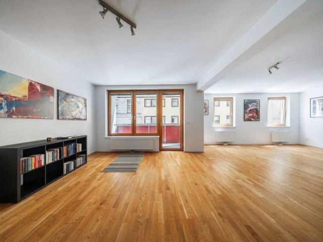 RARITÄT MIT EIGENGARTEN | Großzügige 2 Zimmer Wohnung, 2 Loggien & Garage