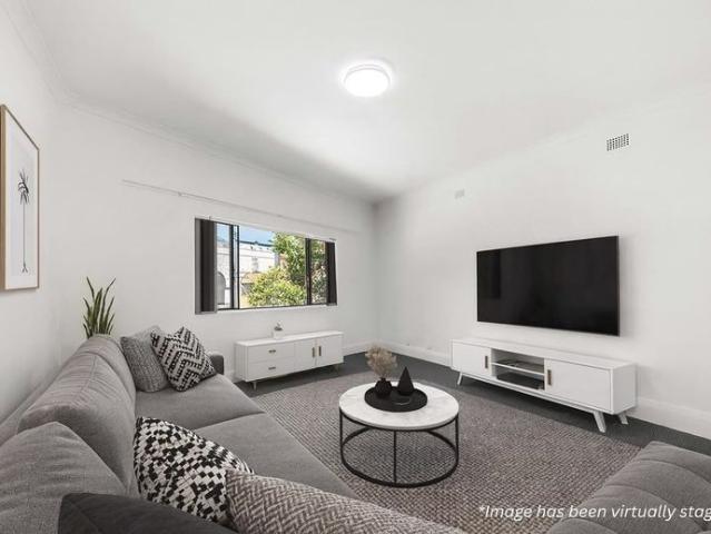 Flexible 3 bedroom flat a short walk from shops and transport