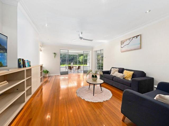 Flexible 3 Bedroom Home with Additional Sleeping Space in Prestigious Darling Point