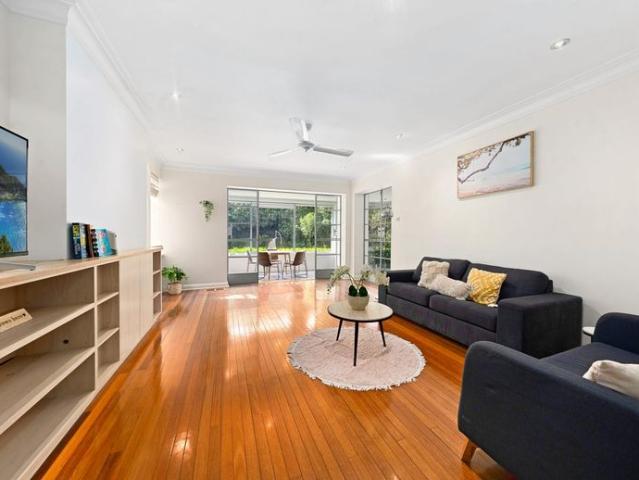 Flexible 3 Bedroom Home with Additional Sleeping Space in Prestigious Darling Point