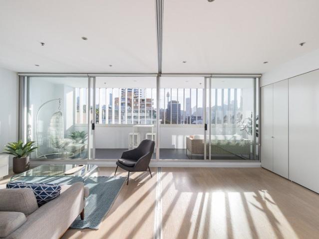 Flexible contemporary home / loggia style design / Top of the Town