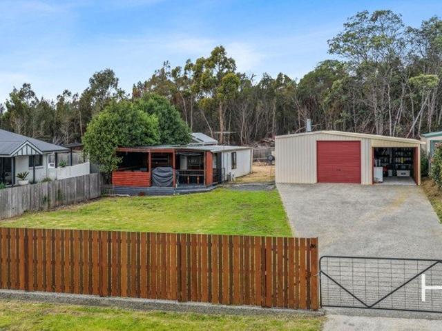 Flexible Coastal Property with Two Separate Buildings on 800m²