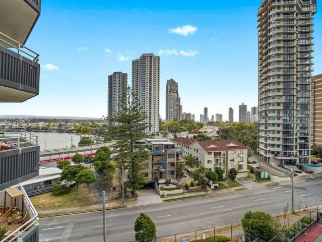 Flexible dual key apartment: 2 beds + ocean views + $1,050/wk return