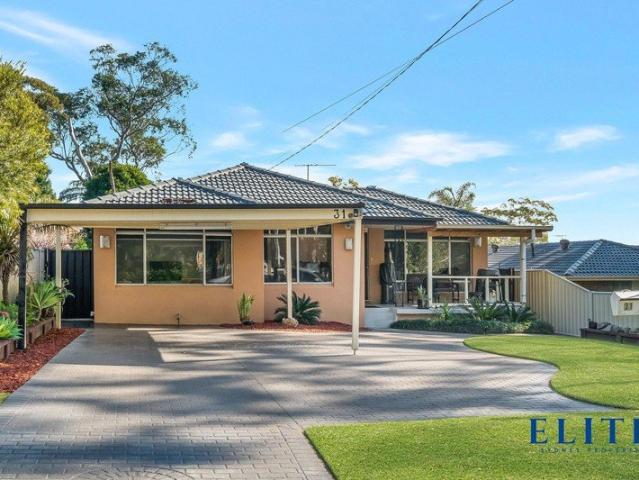 Flexible Family Living on a Large Frontage l 3 Bedrooms with a Potential for 4