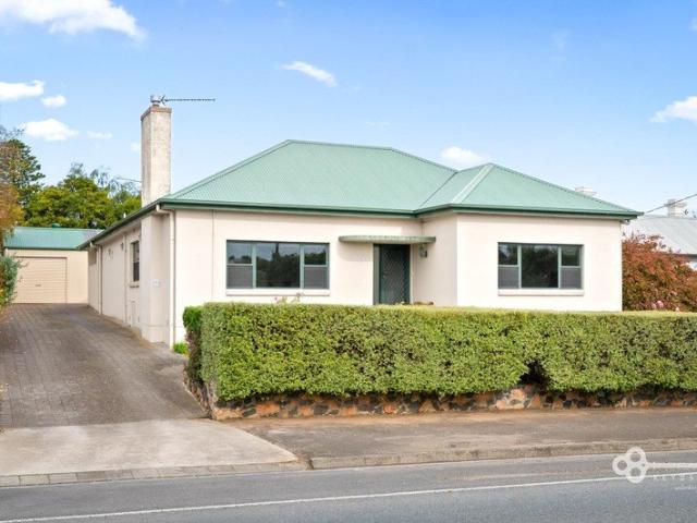 FLEXIBLE FAMILY LIVING CLOSE TO TOWN!