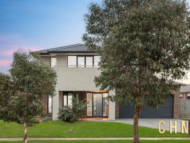 Flexible Family Living with Dual Bedroom Suites and an Expansive Backyard