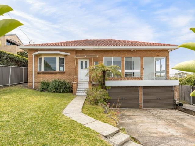 Flexible Family Living with Ocean and Escarpment Outlooks