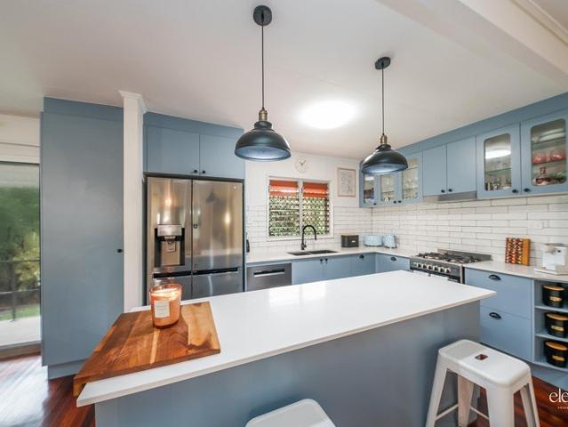 Flexible Family Living with Multiple Living Areas and a Sparkling Pool