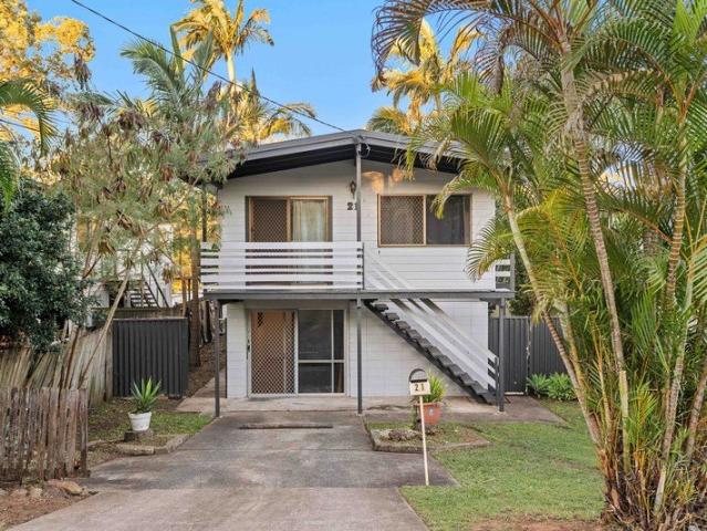 Flexible Family Living with Two Kitchens & Multiple Living Areas